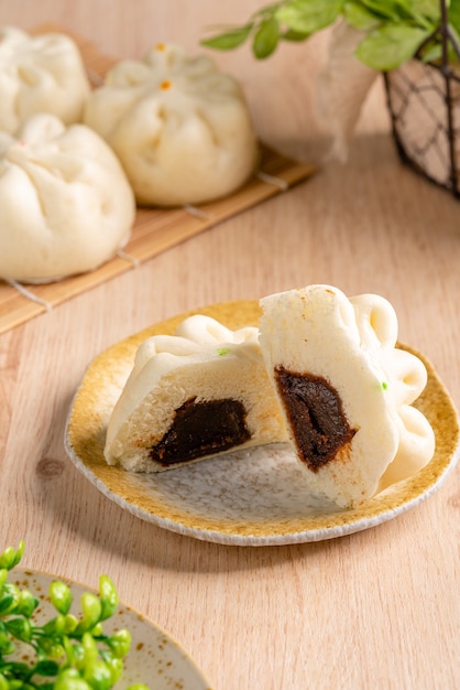 Baozi o Bakpao è un tipo di panino ripieno di lievito in varie cucine cinesi