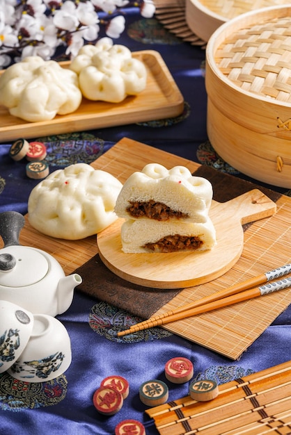 Baozi o bao, è un tipo di panino ripieno di lievito in varie cucine cinesi.