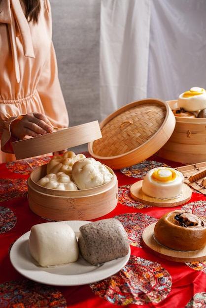 Baozi o bao, è un tipo di panino ripieno di lievito in varie cucine cinesi.