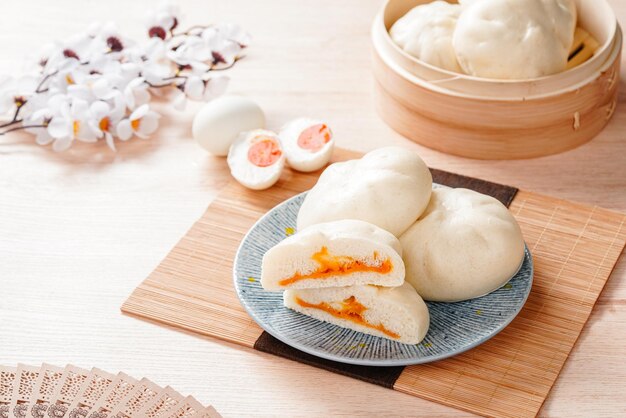 Baozi o panini al vapore cinesi è un tipo di panino ripieno di lievito in varie cucine cinesi