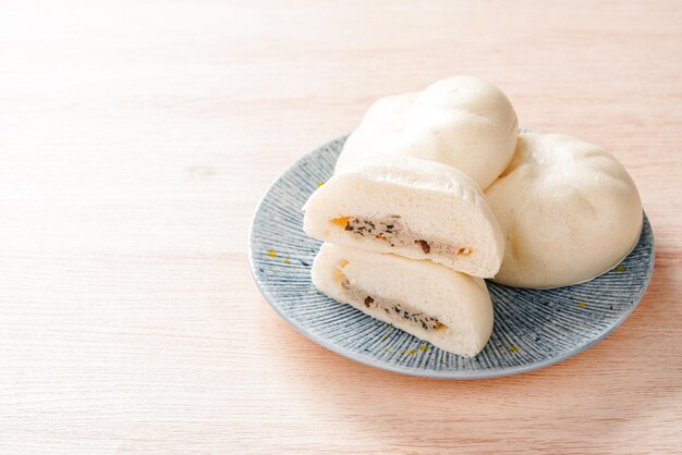 Baozi o panini al vapore cinesi è un tipo di panino ripieno di lievito in varie cucine cinesi