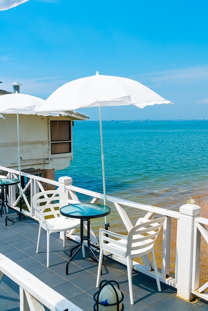 bar e sedia all'aperto vuoti con il mare