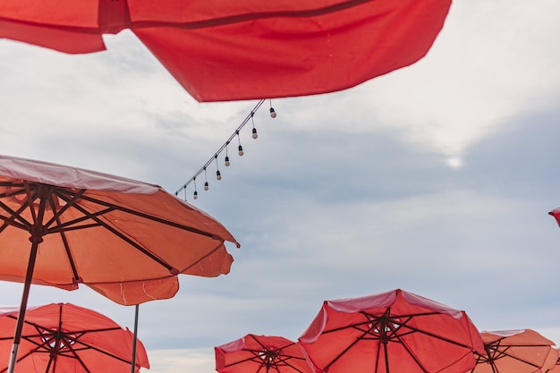 Bar sulla spiaggia con ombrellone rosa in estate