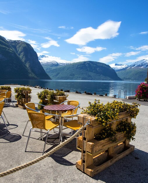 Bar. tavoli e sedie sulla riva del fiordo in Norvegia