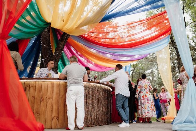 Bar tondo da esterno in legno con nastri colorati in colori maracan