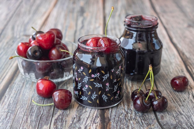 Barattoli con marmellata di ciliegie fresca fatta in casa