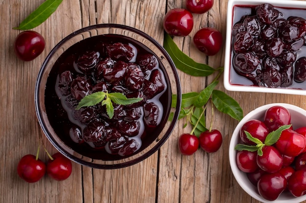 Barattoli con marmellata di ciliegio appena fatta in casa marmellato di ciligi acido nome turco Visne receli