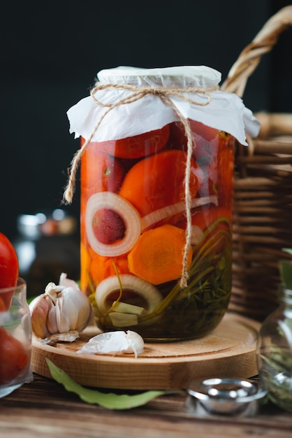 Barattoli di vetro con pomodori marinati fatti in casa