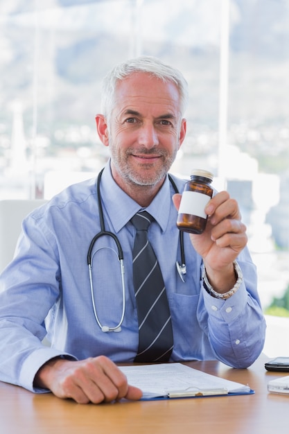 Barattolo attraente della medicina della tenuta di medico