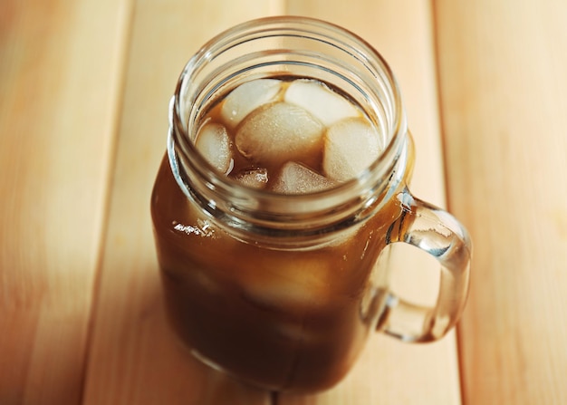 Barattolo di caffè ghiacciato sulla tavola di legno