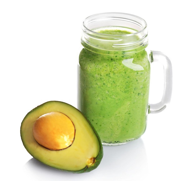 Barattolo di cocktail di avocado fresco e frutto di avocado isolato su bianco