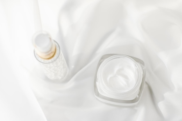 Barattolo di crema idratante per il viso e gel di siero su lozione per la cura della pelle di seta bianca e emulsione di sollevamento cosmetici antietà per il marchio di cura della pelle di bellezza di lusso