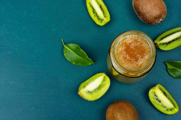 Barattolo di marmellata di kiwi o marmellata spazio per il testo