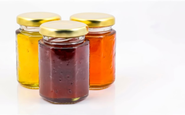 Barattolo di marmellata isolato su sfondo bianco