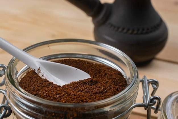 Barattolo di vetro con il primo piano del caffè macinato.