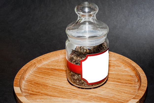 Barattolo di vetro da tè isolato su sfondo nero