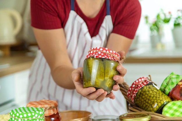 Barattolo donna conservare le verdure in cucina Messa a fuoco selettiva