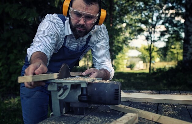 barba da lavoratore uomo con sega circolare