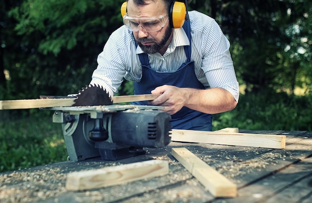 barba da lavoratore uomo con sega circolare