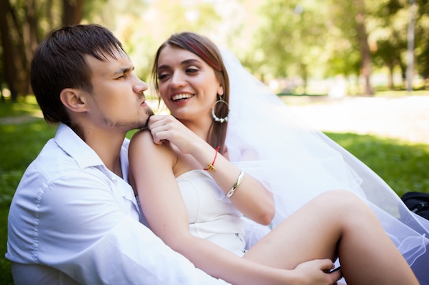 Barba dello sposo di spazzolatura della sposa allegra