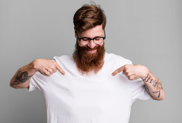 Barba lunga e capelli rossi cool uomo che indossa una camicia semplice e con uno spazio per le copie