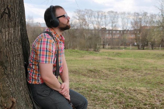 Barba uomo con ascoltare musica nel parco