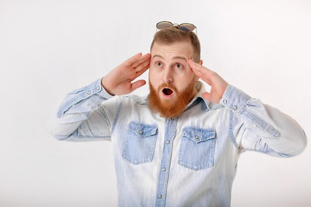 Barba uomo in occhiali da sole e camicia di jeans