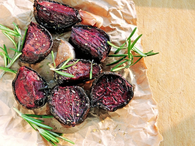 Barbabietola al forno con aglio e rosmarino.