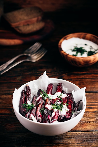 Barbabietola al forno con salsa di yogurt e aneto