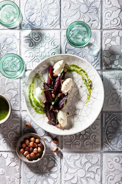 Barbabietola al forno e insalata di formaggio cremoso con noci e salsa al pesto