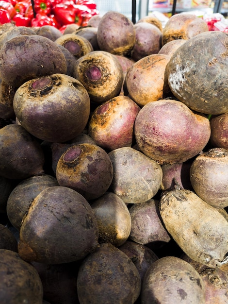 Barbabietola fresca al supermercato Ortaggi e frutta esposti affinché il consumatore possa scegliere