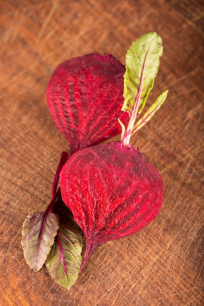 Barbabietola rossa con foglie o barbabietola sul legno