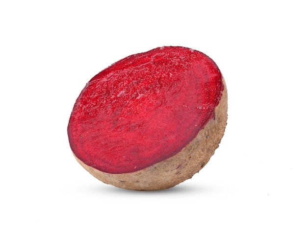 Barbabietola rossa isolata su sfondo bianco