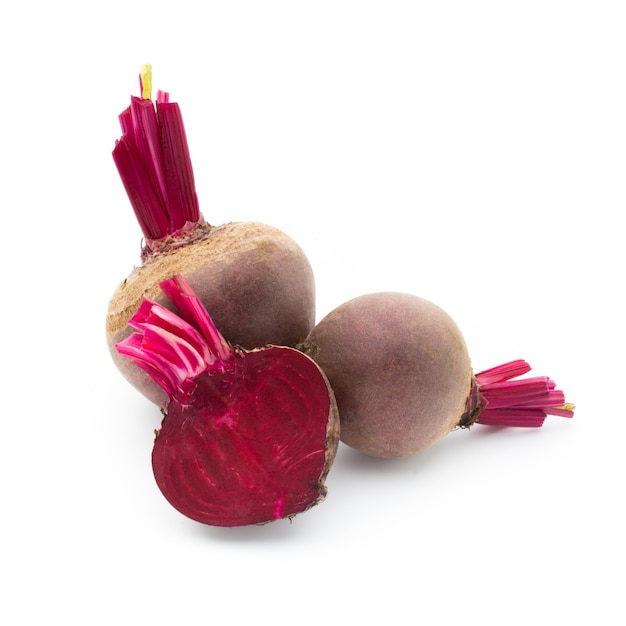 Barbabietola rossa isolata sui precedenti bianchi.