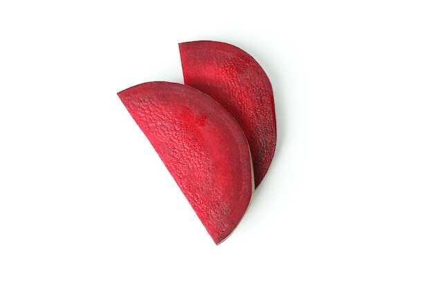 Barbabietola rossa matura isolata su fondo bianco