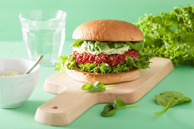 Barbabietola vegana e hamburger di quinoa con salsa di avocado