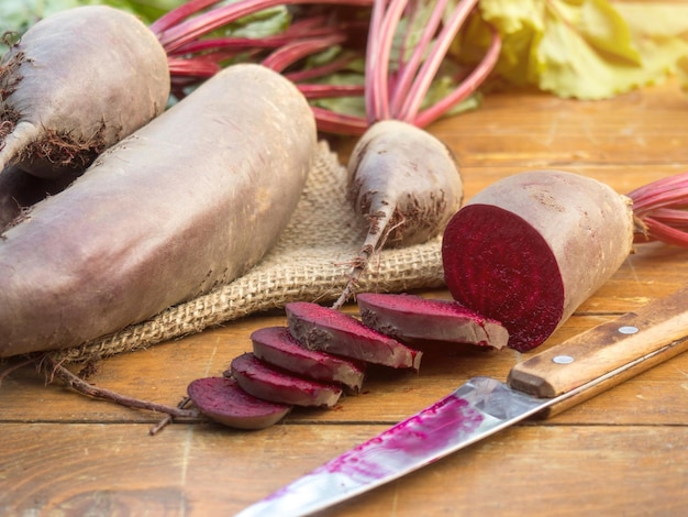 Barbabietola vegetale organica su un primo piano di legno del fondo Cibo vegetariano