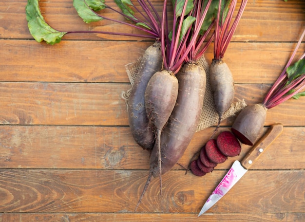 Barbabietola vegetale organica su un primo piano di legno del fondo Cibo vegetariano