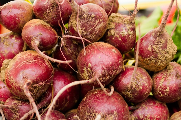 Barbabietole biologiche al mercato locale dell'agricoltore.