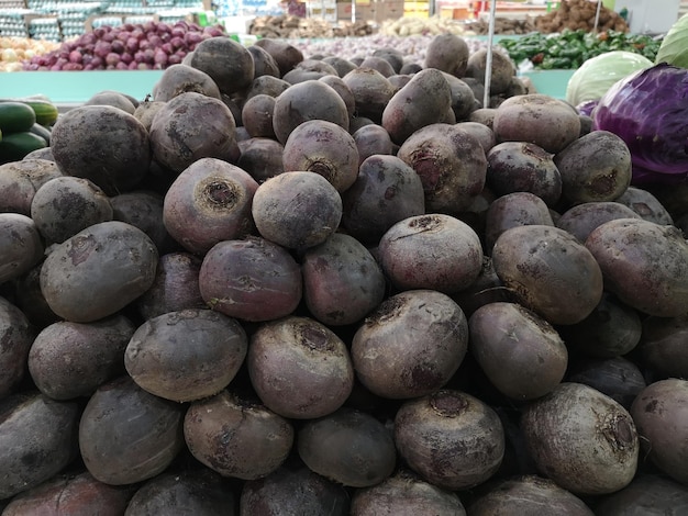 Barbabietole in vendita al supermercato.