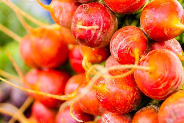 Barbabietole organiche in un mucchio al mercato dell'agricoltore locale.