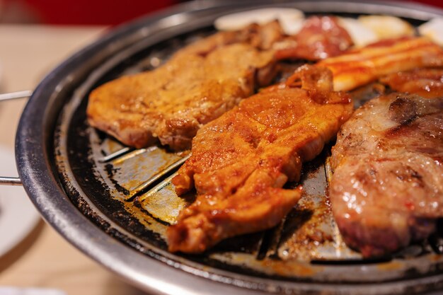 Barbecue a base di carne di maiale e carne, in stile coreano