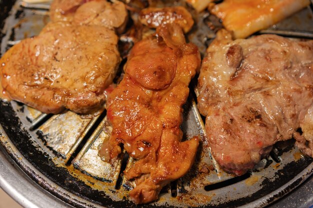 Barbecue a base di carne di maiale e carne, in stile coreano