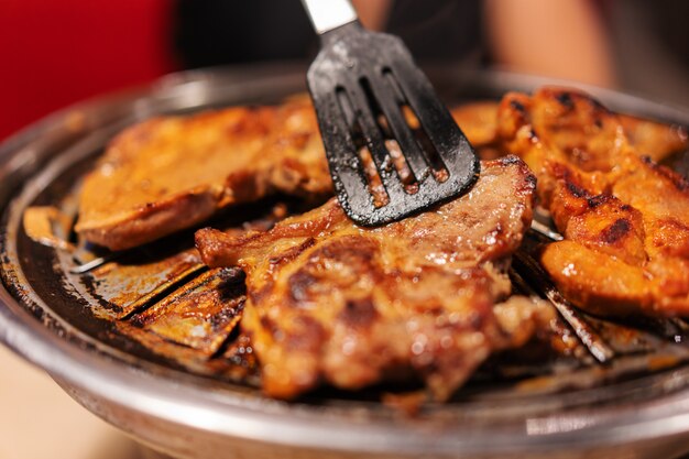 Barbecue a base di carne di maiale e carne, in stile coreano