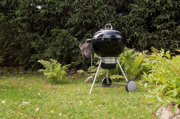 Barbecue all'aperto in casa giardino di campagna