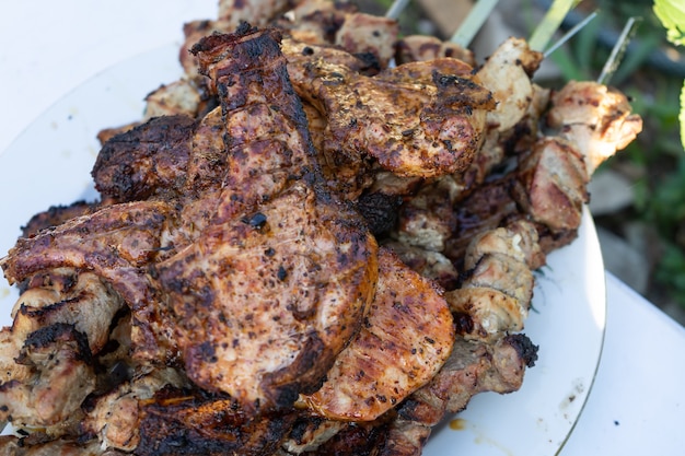 Barbecue alla griglia. Pezzi di carne pronti su spiedini.