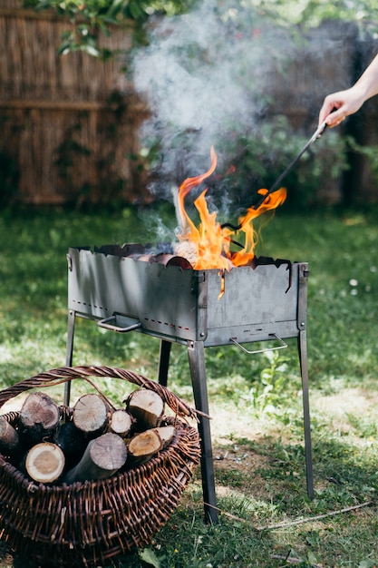 Barbecue ardente nel cortile in estate