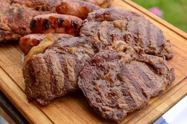 Barbecue brasiliano Carni arrostite su una tavola di legno