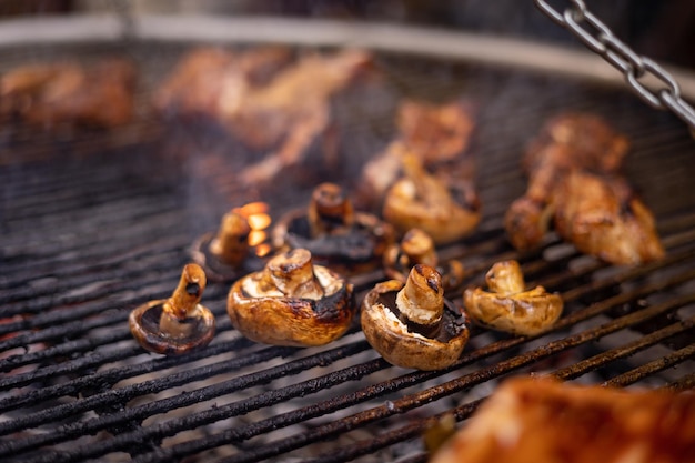 barbecue con carne e verdure