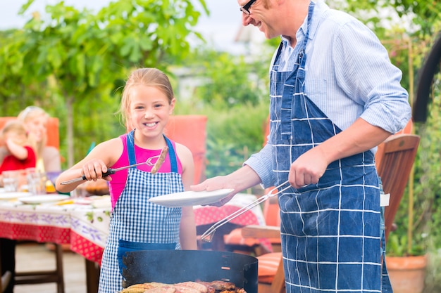 Barbecue con la famiglia in giardino